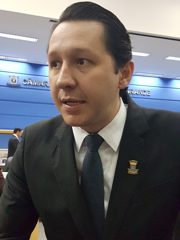 O vereador Junior Longo ouviu atentamente os presidentes das associações e sugeriu às entidades que reúnam seus filiados para discutirem e apresentaram à Câmara propostas que auxiliem na elaboração do documento a ser encaminhado ao prefeito