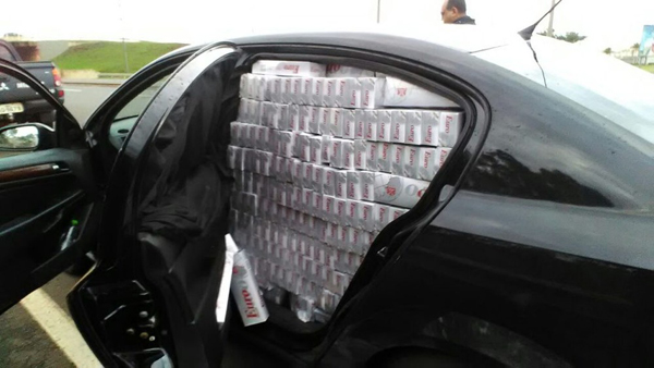 Carro lotado de cigarro tinha pano preto no vidro para não chamar atenção
