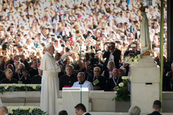 Papa Francisco chega ao Santuário de Fátima, em Portugal, para celebrar o centenário das aparições da Virgem Maria no local