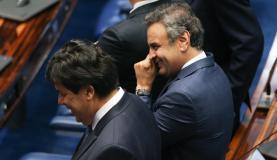 Brasília - Senador Renan Calheiros decide continuar com o procsso de impeachment na Casa. Na foto, o senador Aecio Neves (Fabio Rodrigues-Pozzebom/Agência Brasil)