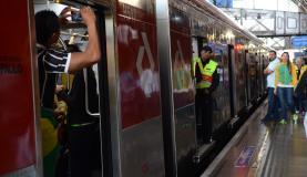 São Paulo - Torcedores embarcam no trem expresso da Linha 11-Coral da CPTM na Estação Luz em direção à Arena Corinthians para assistir ao jogo entre Brasil e Canadá. A disputa vale o bronze no futebol femin
