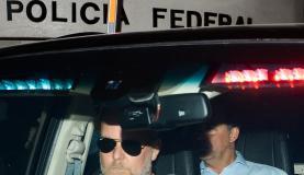 Rio de Janeiro - O ex-governador do Rio de Janeiro Sérgio Cabral é levado preso pela operação Lava Jato em viatura da Polícia Federal para a sede do órgão, na Praça Mauá (Fernando Frazã