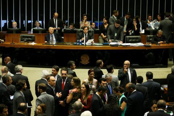 Brasília - Deputados fazem sessão para votar Medida Provisória 752/2016, no plenário da Câmara (Marcelo Camargo/Agência Brasil)