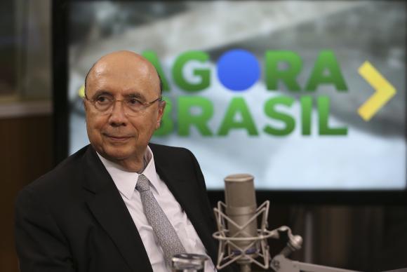 Brasília - O ministro da Fazenda, Henrique Meirelles, fala sobre as propostas da reforma previdenciária e trabalhista em tramitação no Congresso, durante entrevista ao programa Agora Brasil, na NBR, canal de TV da