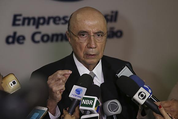 Brasília - O ministro da Fazenda, Henrique Meirelles, fala à imprensa sobre as reformas trabalhista e previdenciária, após participar do programa Agora Brasil, na NBR, canal de TV da Empresa Brasil de Comunicação