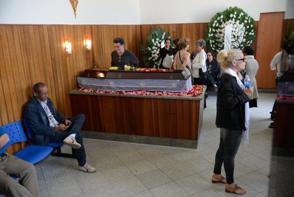 Rio de Janeiro - Familiares e amigos despedem do ator Nelson Xavier, no Cemitério do Caju, na zona portuária da capital fluminense (Tomaz Silva/Agência Brasil)