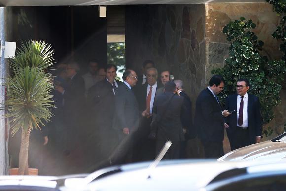 Brasília - Ministro Gilmar Mendes e parlamentares deixam a residência oficial da Câmara após almoço sobre reforma política (Fabio Rodrigues-Pozzebom/ Agencia Brasil)
