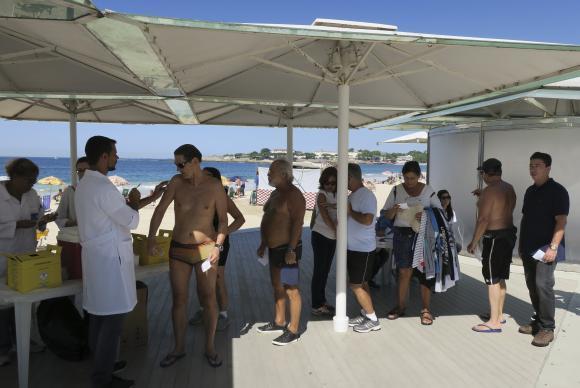 Rio de Janeiro - O Dia D da vacinação contra a gripe teve uma novidade este ano, com um posto montado na beira da praia em Copacabana (Vladimir Platonow/Agência Brasil)