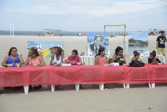 Rio de Janeiro - Moradores de comunidades participam de almoço pelo Dia das Mães nas areias da praia de Copacabana como forma protesto contra a insegurança nas comunidades onde vivem (Tomaz Silva/Agência Brasil)