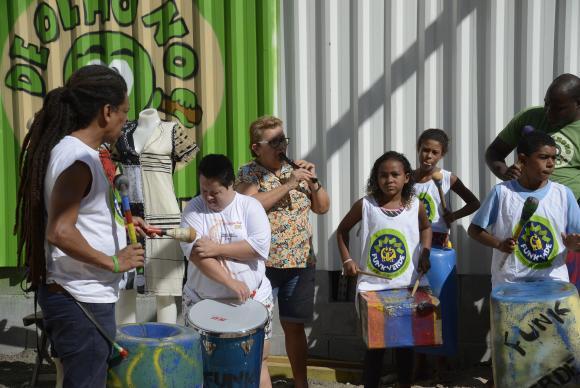 Rio de Janeiro - Projeto De Olho no Lixo capacita moradores da comunidade da Rocinha para o reaproveitamento de resíduos sólidos na construção de instrumentos musicais e peças de vestuário. (Tomaz Silva/Agên