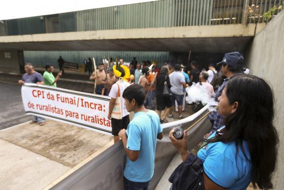 Brasília - Índios fazem protesto contra a Comissão Parlamentar de Inquérito da FUNAI, na Câmara dos Deputados (Marcelo Camargo/Agência Brasil)