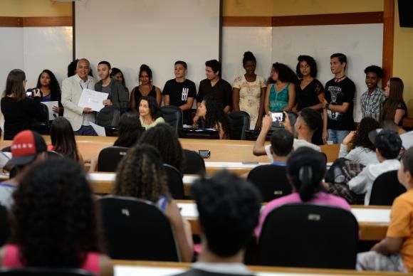 Rio de Janeiro - Formatura de estudantes das comunidades de Manguinhos, na zona norte do Rio, que cursaram o Laboratório Internet, Saúde e Sociedade, projeto social da Escola Nacional de Saúde Pública (Fernando Fraz