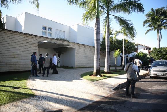 Brasília - Agentes da Polícia Federal e procuradores do Ministério Público Federal estiveram hoje na residência do senador Aécio Neves (MG),no Lago Sul (José Cruz/Agencia Brasil)