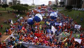 Brasília - Manifestantes protestam contra as reformas da Previdência e trabalhista e e por eleições diretas (Marcelo Camargo/Agência Brasil)