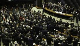 Brasília - Deputados discutem no Plenário da Câmara após governo determinar reforço de tropas federais para proteger Esplanada (Fabio Rodrigues Pozzebom/Agência Brasil)