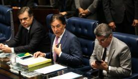 Brasília - Senadores Cássio Cunha Lima, Eunício Oliveira e Romero Jucá durante sessão plenária para a votação da Medida Provisória 763/2016, que permite saque das contas inativas do FGTS (Marc