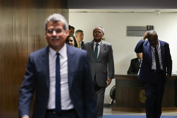 Brasília - Jucá e Calheiros, após reunião em que senadores peemedebistas decidem manter Renan Calheiros na liderança do partido no Senado (Fabio Rodrigues Pozzebom/Agência Brasil)