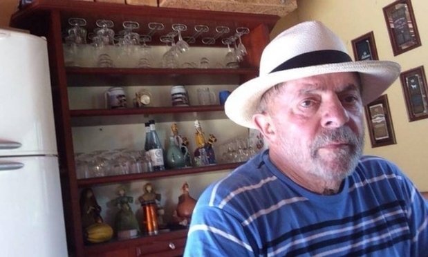 Lula é fotografado em frente a adega do sítio de Atibaia atribuído ao ex-presidente como benefícios ilegais dados por empreiteiras