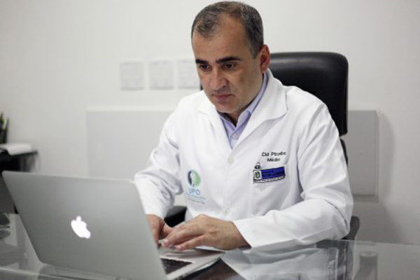 Médico-cirurgião brasileiro Cid Pitombo, especialista em estudos de obesidade
