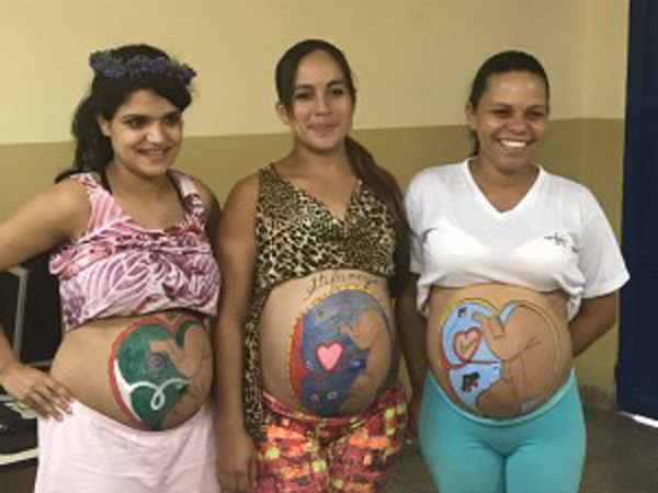 As gestantes que participam do grupo de acompanhamento participaram de uma sessão de arte gestacional
