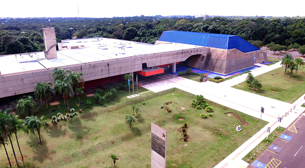 Está localizado no Parque dos Poderes, em uma das maiores reservas ecológica e urbana do Centro-Oeste