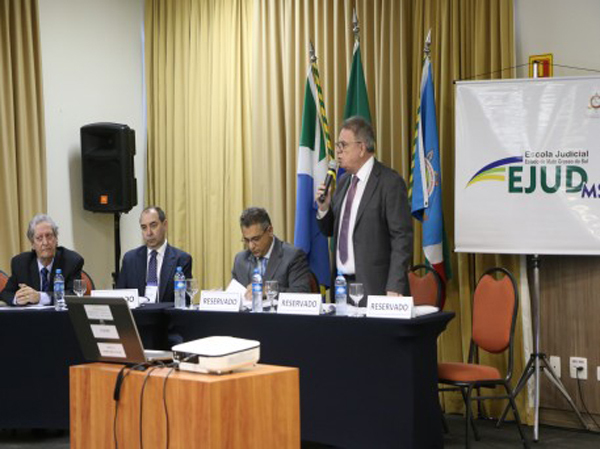 O curso acontece no Novotel, em Campo Grande, e termina hoje (12).