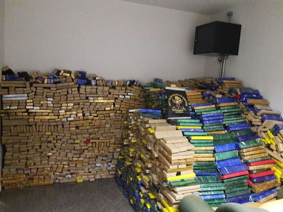 Policiais perseguiram um deles, que fugiu após cair em buraco