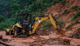 Máquina da prefeitura desbloqueia via após fortes chuvas que atingem Maceió