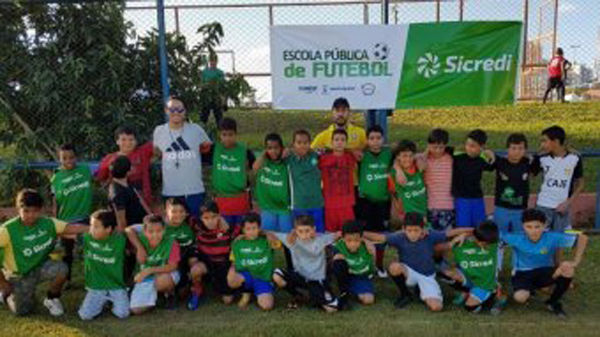 Crianças de 10 a 14 anos que participam das oficinas de futebol nos parques Ayrton Senna, Sóter e Ginásio Guanandizão trocarão o campo de futebol pela sala onde aprenderão sobre a importância de planejamento da vida financeira com o palestrante Paulo Bru