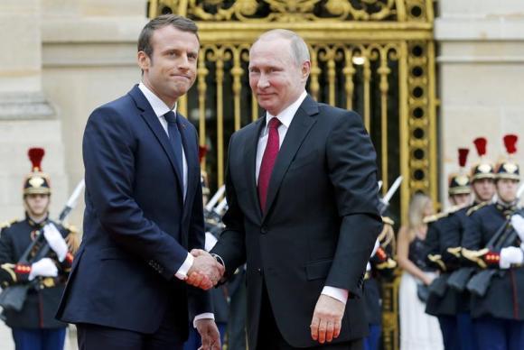 O presidente francês, Emmanuel Macron, recebe o chefe de Estado russo, Vladimir Putin, no Palácio de Versalles, próximo a Paris