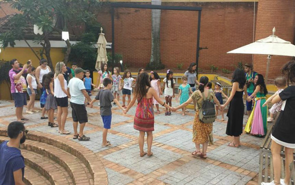 A criança deve ter pelo menos 6 anos de idade para participar da oficina