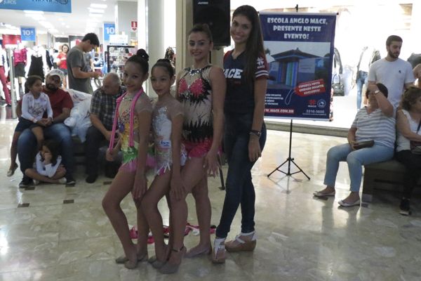 Com o tema “Mamãe, meu ninho protetor”, as ginastas Ianka Soares, Isabela Isidoro e Gabriela Isidoro, fizeram sua apresentação na Praça Central do estabelecimento