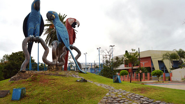 Um dos atrativs turísticos de Campo Grande é a Praça das Araras