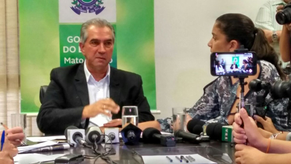 Reinaldo Azambuja (PSDB) chorou ao falar sobre a vida pública durante coletiva de imprensa nesta segunda-feira (22)
