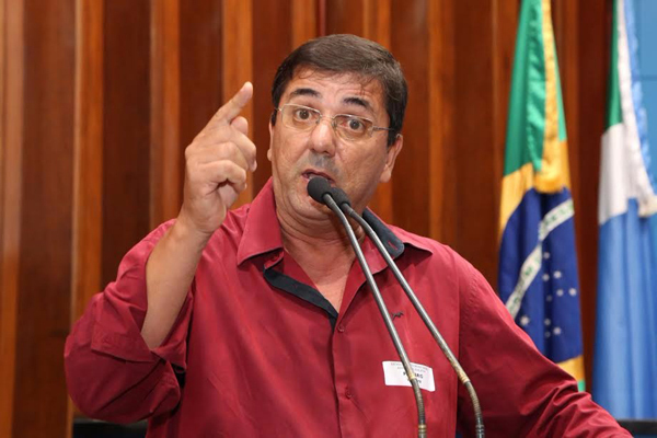 De acordo com o presidente a direção da FETEMS recebe esse projeto com estranheza, já que o Governo está propondo pagar uma gratificação de 15% a uma parcela de professores