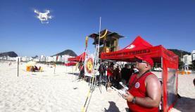 Bombeiro pilota drone que será utilizado para auxiliar salvamentos nas praias cariocas neste verão