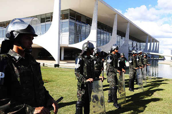 Militares reforçam segurança no Planalto