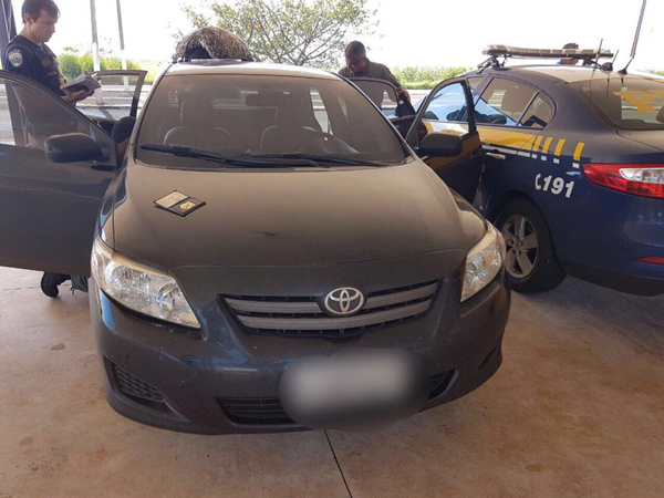 Em abordagem de rotina, os policiais deram ordem de parada ao veículo Toyota/Corolla que chamou atenção por estar com os vidros muito escuros