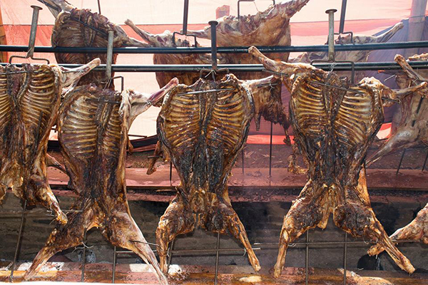 Gaúchos assam cordeiro na Afonso Pena