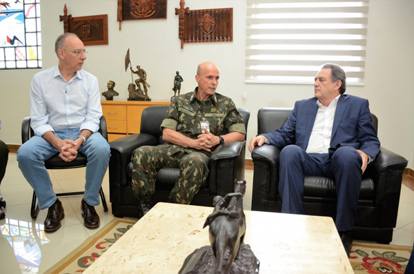 Prefeito Peluffo, comandante Menandro e senador Moka tratam da doação da área