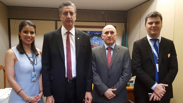 Dagoberto Nogueira e representantes da Organização das Cooperativas do Brasil