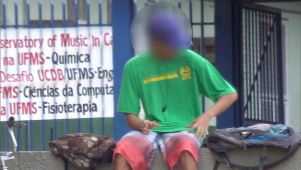 Aluno fuma tranquilamente na frente da escola em Campo Grande