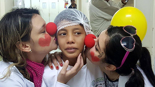 Pacientes do Hospital Dr. José de Simone Netto receberam uma visita surpresa de alunos de medicina brasileiros e paraguaios