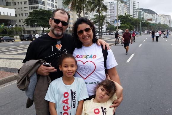 Elaine e Paulo Henrique adotaram Camila. Após a chegada da menina, Elaine engravidou de Helena