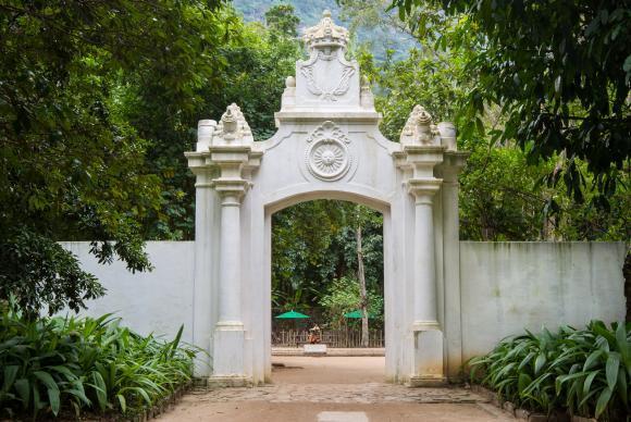 Portal da antiga fábrica de pólvora, no Jardim Botânico, hoje entrada do parque infantil