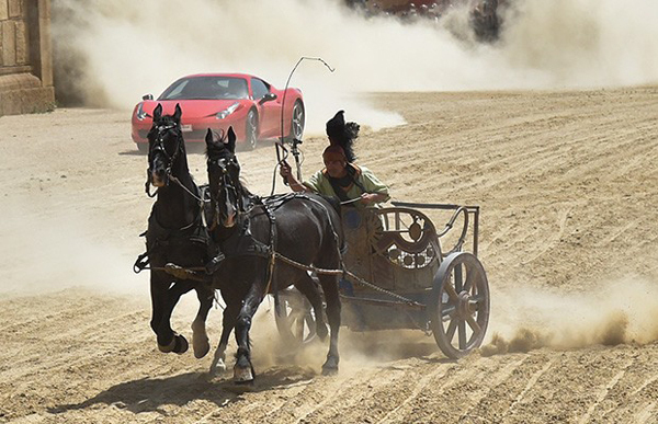 O Ferrari teve que realizar meia volta a mais do que os cavalos, e pegou percursos onde a altura da areia era maior