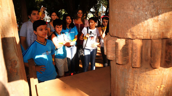 O que tem despertado a atenção dos alunos são os objetos, móveis e utensílios domésticos distribuídos nos vários ambientes do museu
