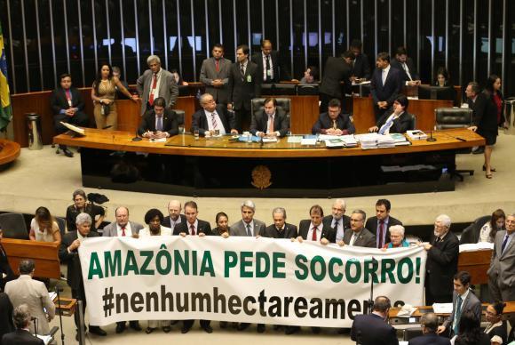 Brasília - Oposição abre faixa de protesto durante sessão da Câmara dos Deputados que aprovou a MP 758/16 que reduz limites de floresta nacional no Pará (Antonio Cruz/Agência Brasil)