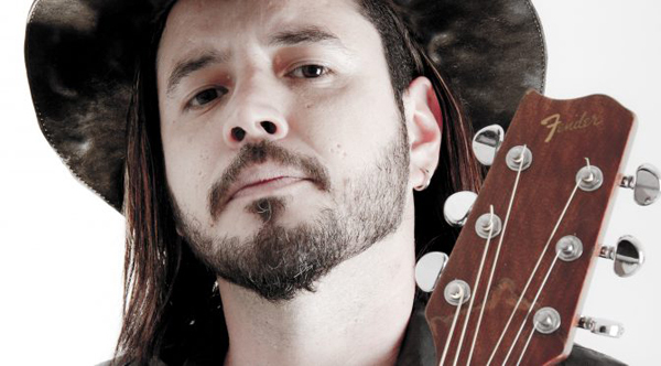 O músico iniciou sua trajetória nas bandas Inverno Russo, Belladona e Naip
