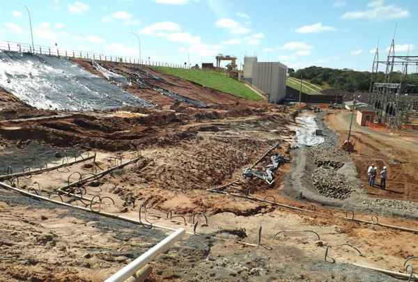 Uma grande obra é executada para ações corretivas na barragem de terra, com a construção de filtro e reforço de aterro